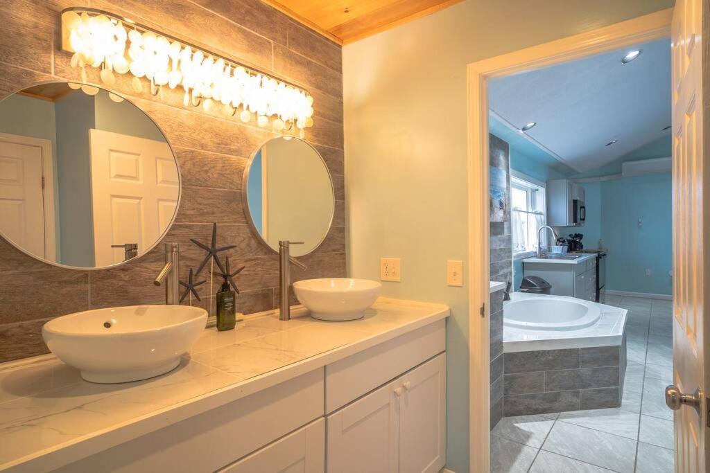 Elegant Jacuzzi Suite Hancock Exterior foto